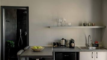 Coffee/tea maker, stovetop, electric kettle, toaster
