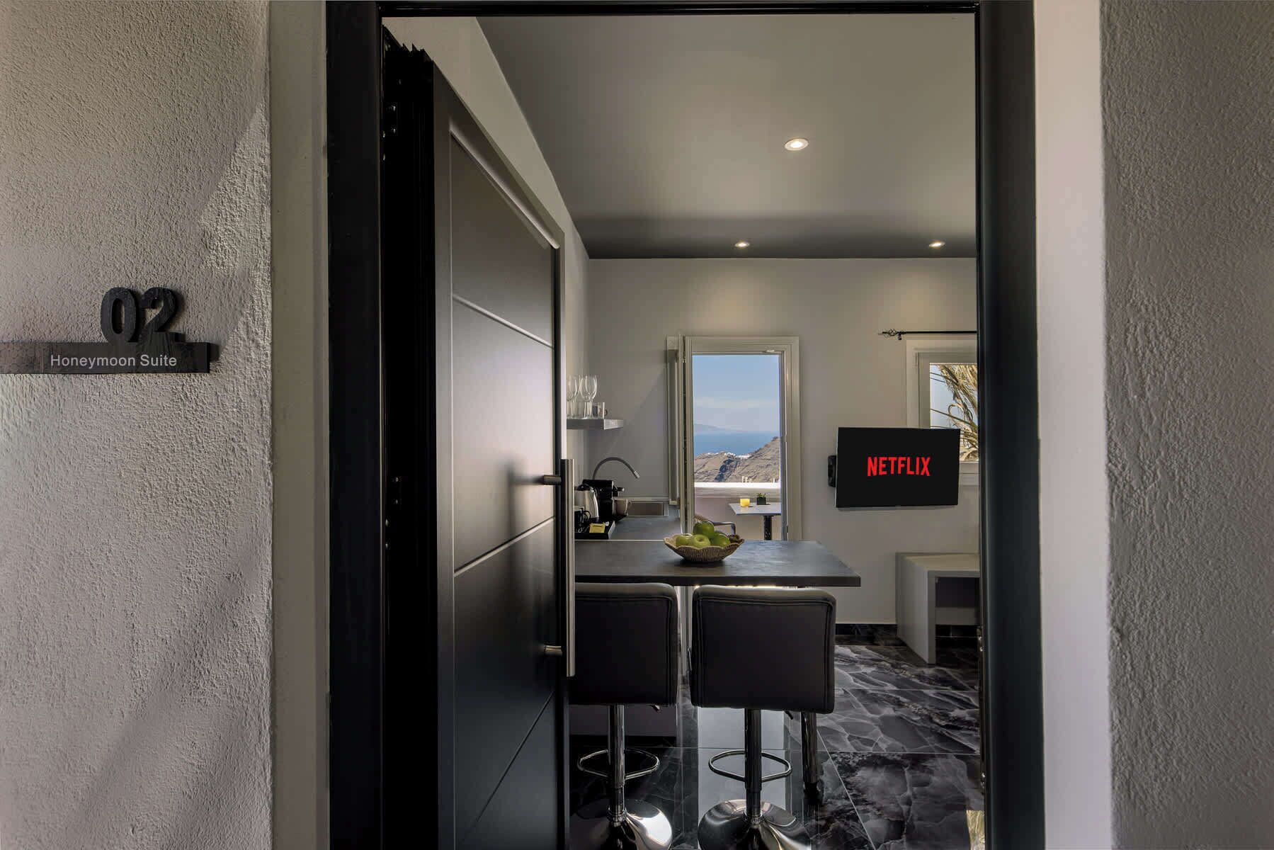 Eine moderne Küche mit Essbereich und Blick auf die Landschaft, mit Schild für Netflix.