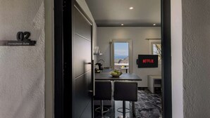 Eine moderne Küche mit Essbereich und Blick auf die Landschaft, mit Schild für Netflix.