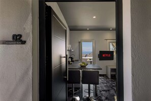 Eine moderne Küche mit Essbereich und Blick auf die Landschaft, mit Schild für Netflix.