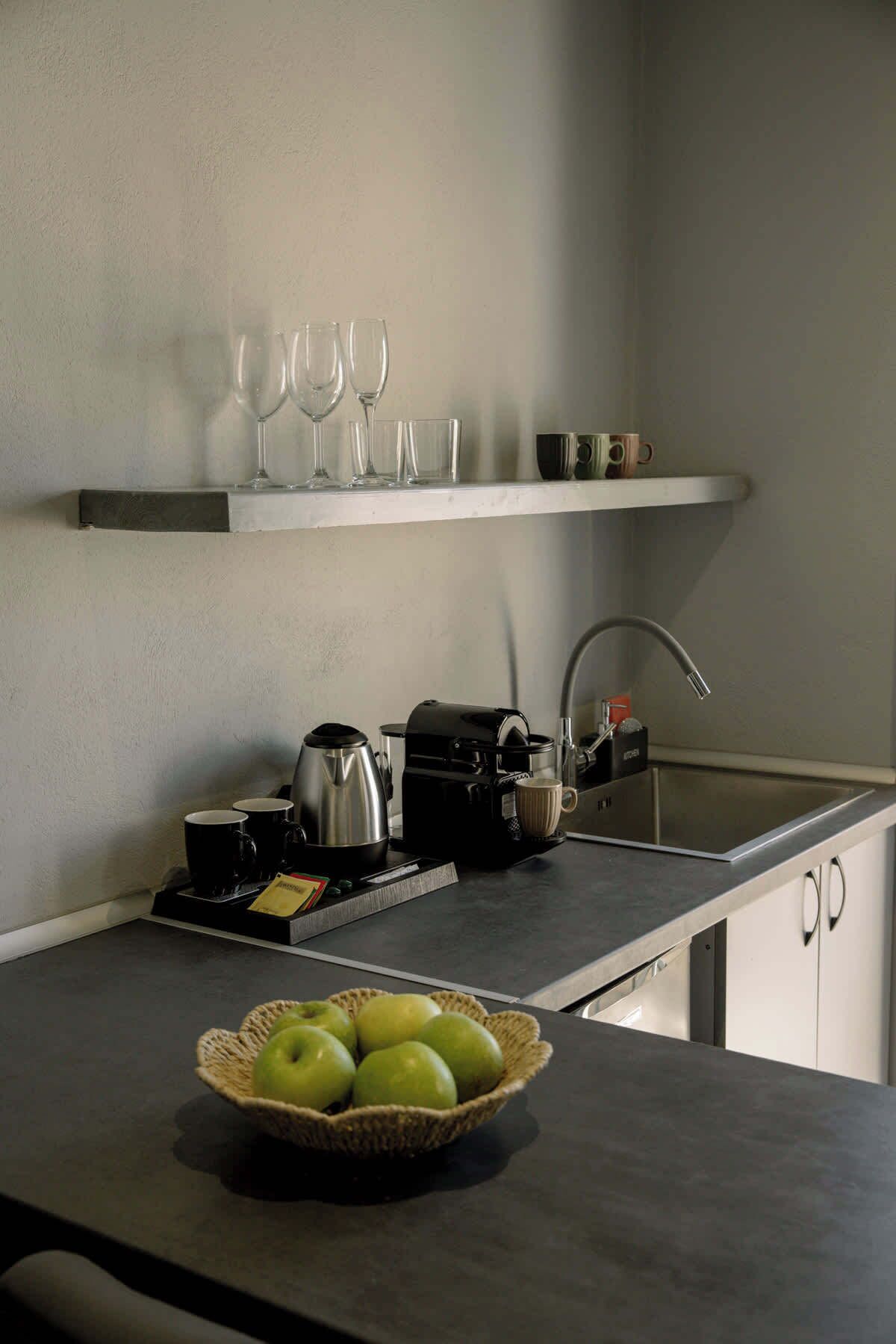 Coffee/tea maker, stovetop, electric kettle, toaster