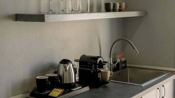 Coffee/tea maker, stovetop, electric kettle, toaster