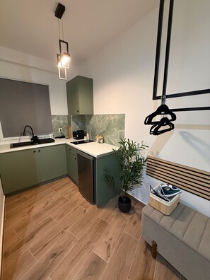 Wasserkocher mit Kaffee-/Teezubehör, Kühlschrank