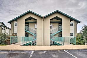 A symmetrical building with two staircases, a flat roof, and a concrete ground floor. - Dual-unit Group Retreat, 1 Block to Branson Strip! (Branson)