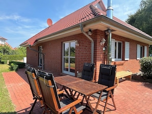 Outdoor dining - "Strandmöve" Vacation Home with Infrared Sauna Near the Beach (Dassow)