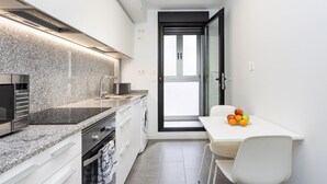 A modern kitchen with a built-in oven, a microwave, and a granite countertop. - CHL Apartamento Confort Güímar, Tenerife (Güimar)