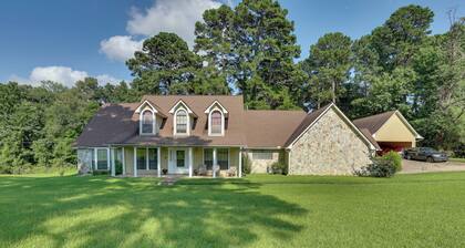 4 Mi to Cross Lake! Spacious Home Near Restaurants