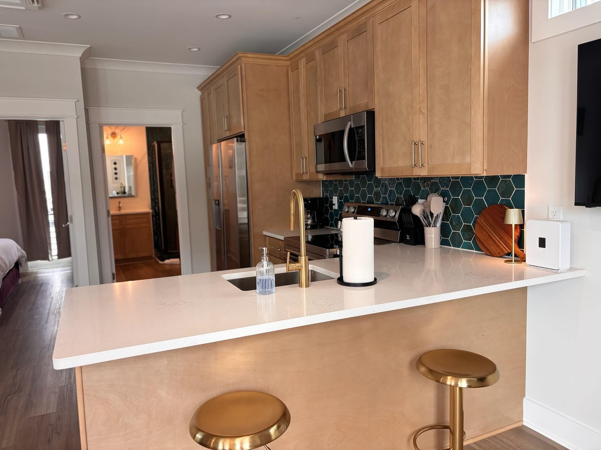 Coffee/tea maker, fridge, microwave, oven