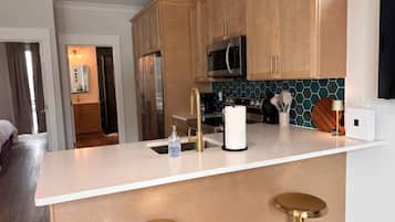 Coffee/tea maker, fridge, microwave, oven