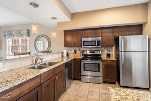 Coffee/tea maker, fridge, microwave, oven - Branson Condo near Shows, Golf + Hwy 76 Strip (Branson)