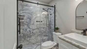 Dusche, Haartrockner, Handtücher, Seife