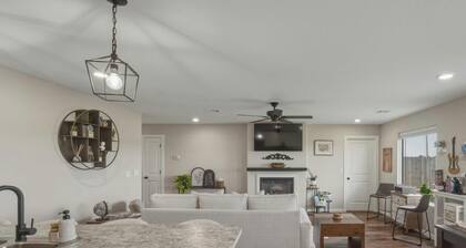 New Modern Escape in Garden City-Spacious & Stylish