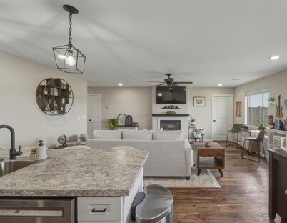 New Modern Escape in Garden City-Spacious & Stylish