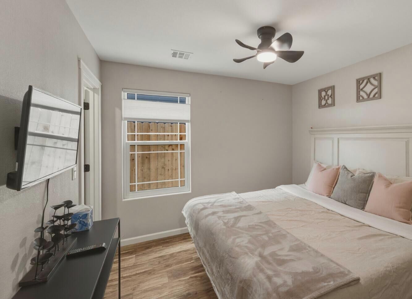 3 habitaciones, tabla de planchar con plancha, wifi y ropa de cama 