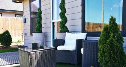 New Modern Escape in Garden City-Spacious & Stylish