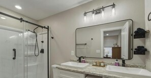 Douche, séchoir à cheveux, serviettes fournies, savon