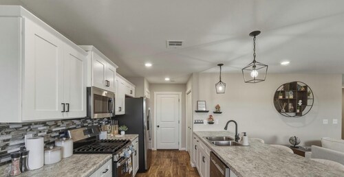 New Modern Escape in Garden City-Spacious & Stylish