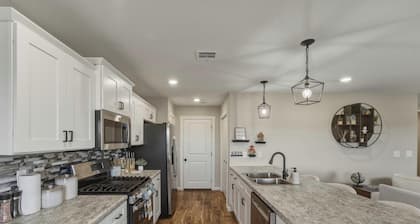 New Modern Escape in Garden City-Spacious & Stylish