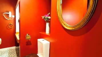 Habitación Deluxe doble | Baño | Secador de pelo, toallas, jabón y champú