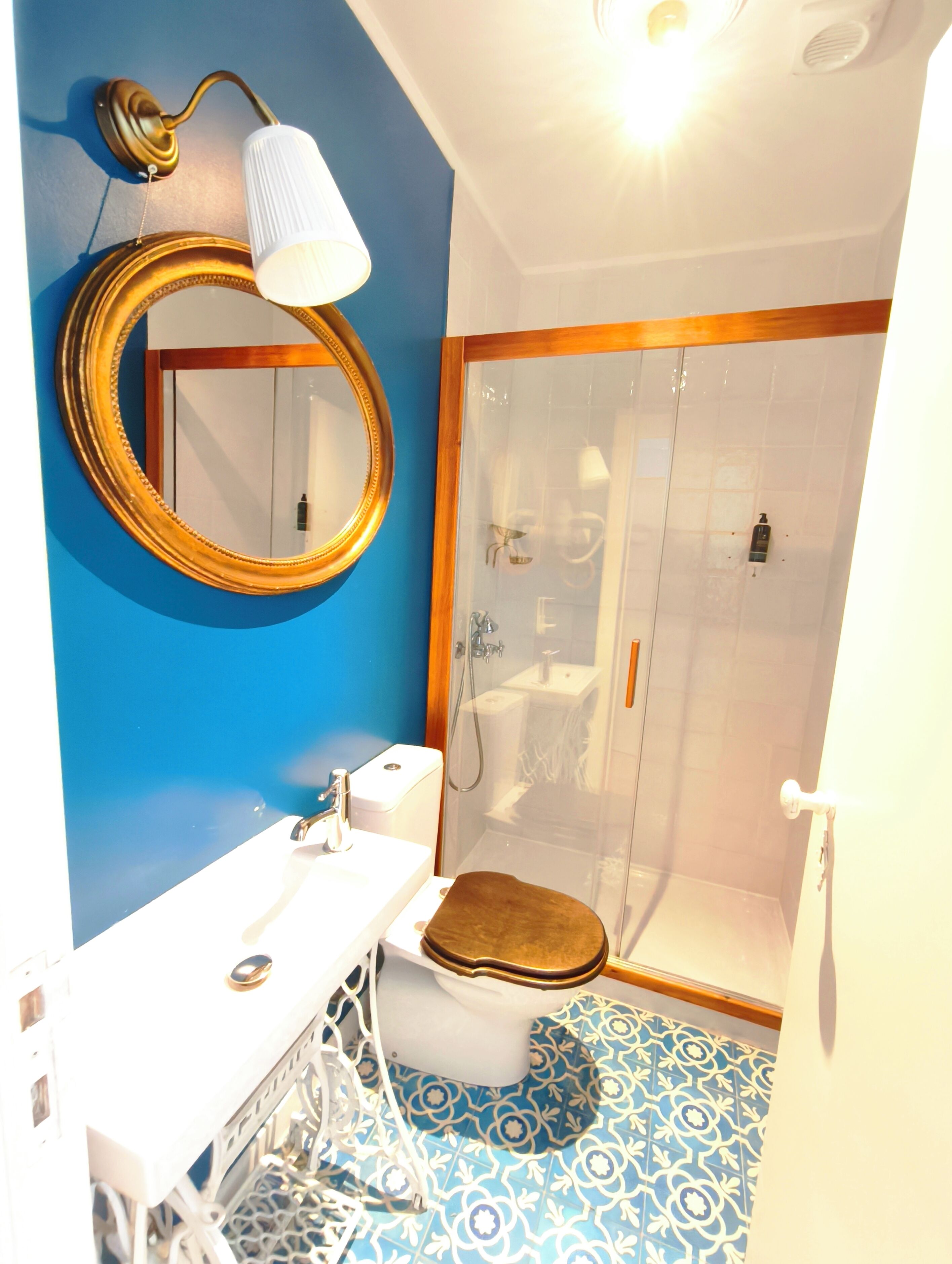Habitación Deluxe doble | Baño | Secador de pelo, toallas, jabón y champú