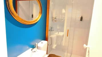 Habitación Deluxe doble | Baño | Secador de pelo, toallas, jabón y champú