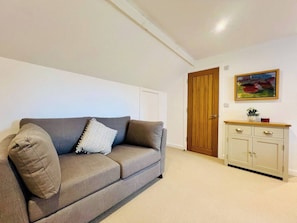 Living area - Stylish Central Coach House Flat With Parking (Bury St Edmunds)