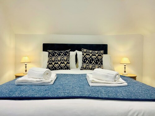 Stylish Central Coach House Flat With Parking