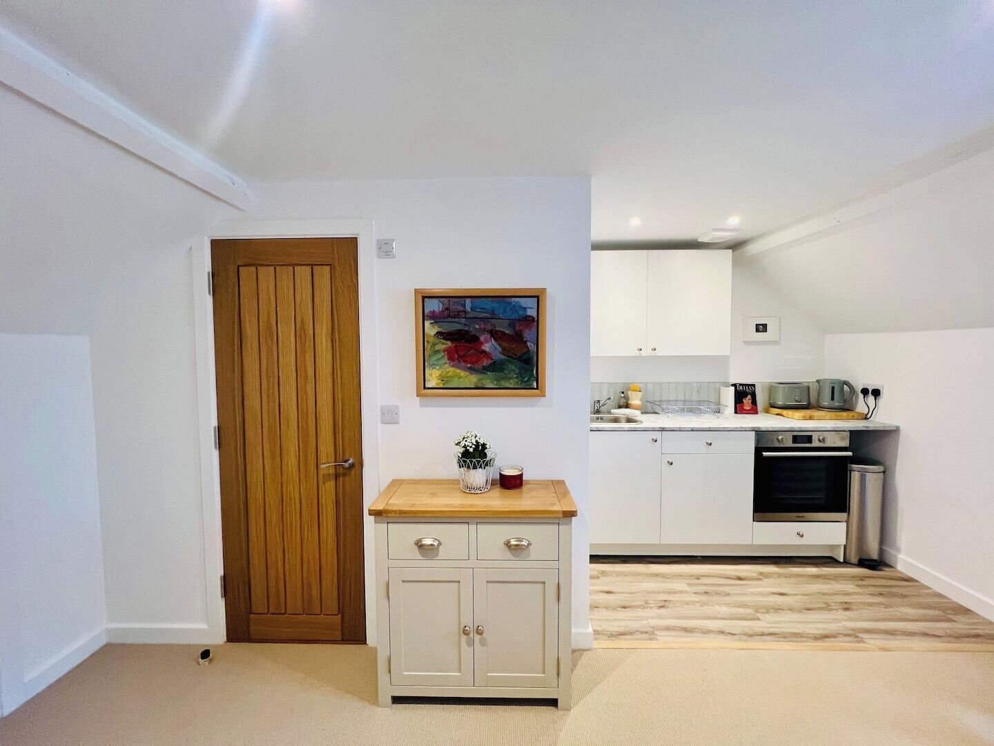 Frigorífico, horno, placa de cocina y utensilios de cocina