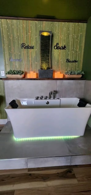 Bathroom - Zen Retreat-Jacuzzi, kitchenette, Walk to fun (Reno)
