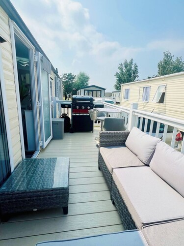 Luxury Caravan in NEWLY Renovated Park by Beach