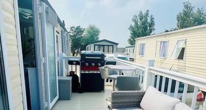 Luxury Caravan in NEWLY Renovated Park by Beach