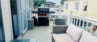 Luxury Caravan in NEWLY Renovated Park by Beach