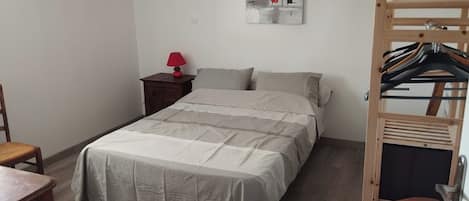 3 habitaciones, escritorio, wifi gratis y ropa de cama