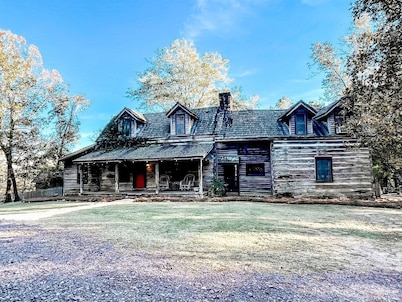 Historic Rural Cabin Ideal for Families in Wilsonville, Alabama