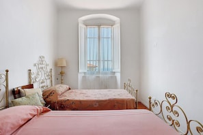 Iron/ironing board, bed sheets