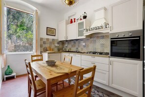 Frigorífic, forn, placa de cuina i rentaplats 