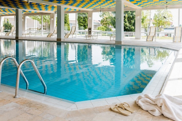 Großzügiges Schwimmbad