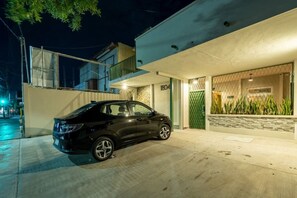 Ein modernes Haus mit einem Auto auf der Einfahrt.