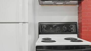 Cafetera y tetera, refrigerador, microondas y horno