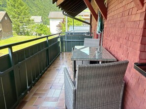 Outdoor dining - Lovely apartment for 4 guests with WIFI, TV and balcony (Mellau)