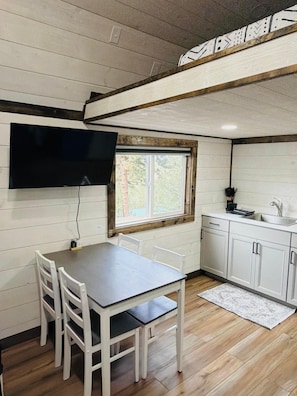 Dining - Coyote Ridge Hideaway.
Wood-Fired Hot Tub (Plains)