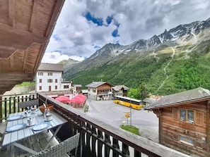 Outdoor dining - Lovely apartment for 8 guests with WIFI, TV, balcony, pets allowed and panoramic view (Evolène)