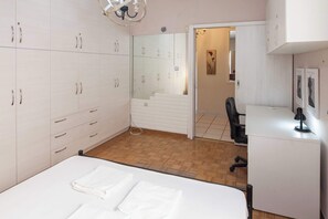 A bedroom with a bed, wardrobe, desk, and chair. - Elegant 2 Bd Apt with Balcony in Korydallos Square (Koridallos)