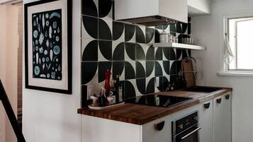 Coffee/tea maker, fridge, oven, stovetop