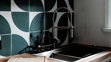 Coffee/tea maker, fridge, oven, stovetop