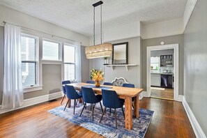 Dining - Newly renovated Magic on 17th! Min from Protective, UAB, BJCC. Sleeps 10 (Birmingham)