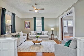 Smart TV - Newly renovated Magic on 17th! Min from Protective, UAB, BJCC. Sleeps 10 (Birmingham)