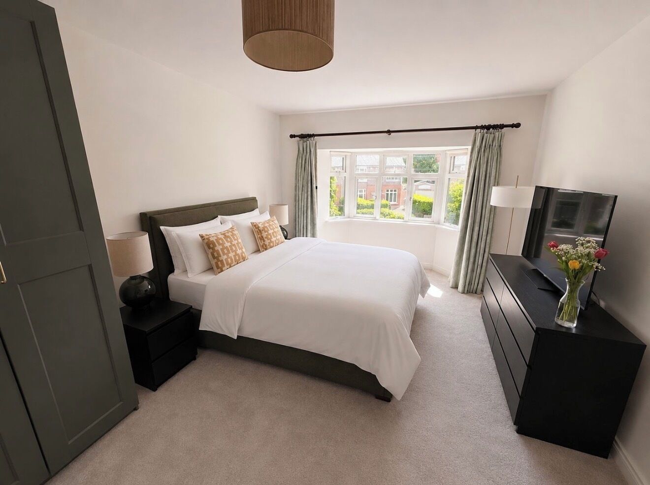 4 bedrooms, desk, iron/ironing board, internet