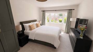 4 bedrooms, desk, iron/ironing board, internet