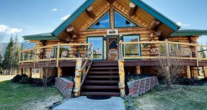 Scenic Luxury Lodge with 360° Mountain Views & Creekside Sauna Near Log Cabin Creek, Tok Alaska